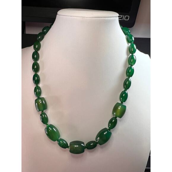Green onyx beaded necklace with sterling silver toggle clasp - Picture 8 of 16